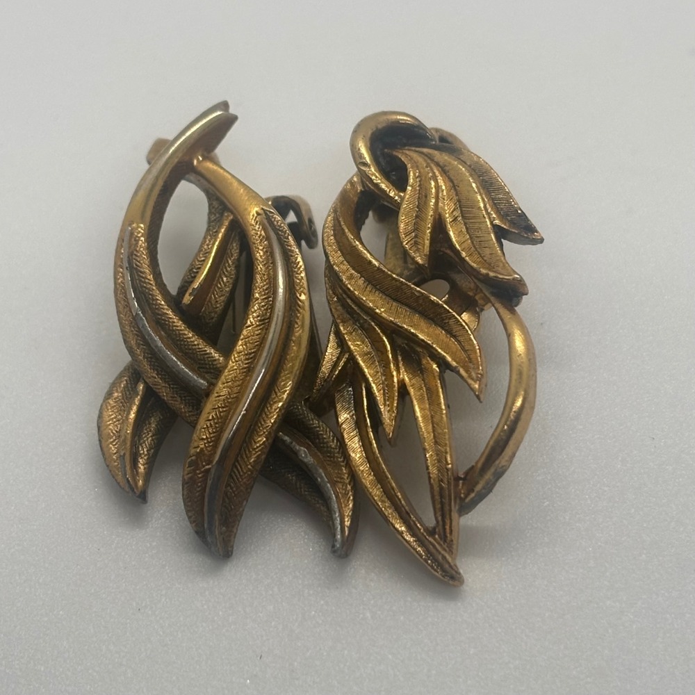 Vintage Coro Glam Gold Tone Leaf Ribbon Textured Clip On Earrings 4781